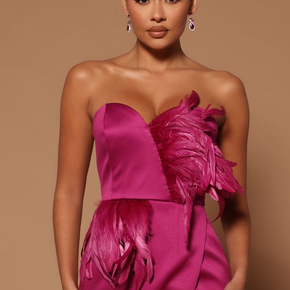 BNWT Asymmetrical Fashion Nova Maxi Dress with feather embellishment size Large - Picture 2 of 5